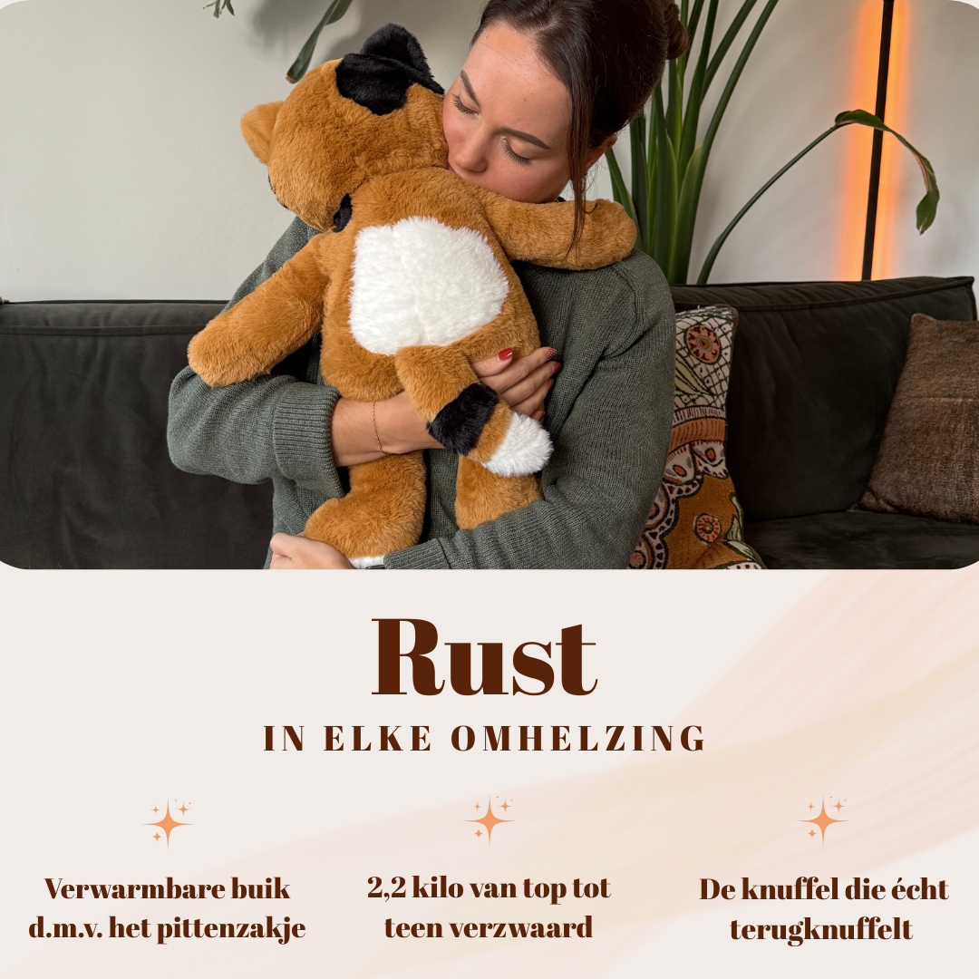 Vrouw die de verzwaringsknuffel kat knuffelt voor troost en diepe drukstimulatie in een huiselijke setting.
