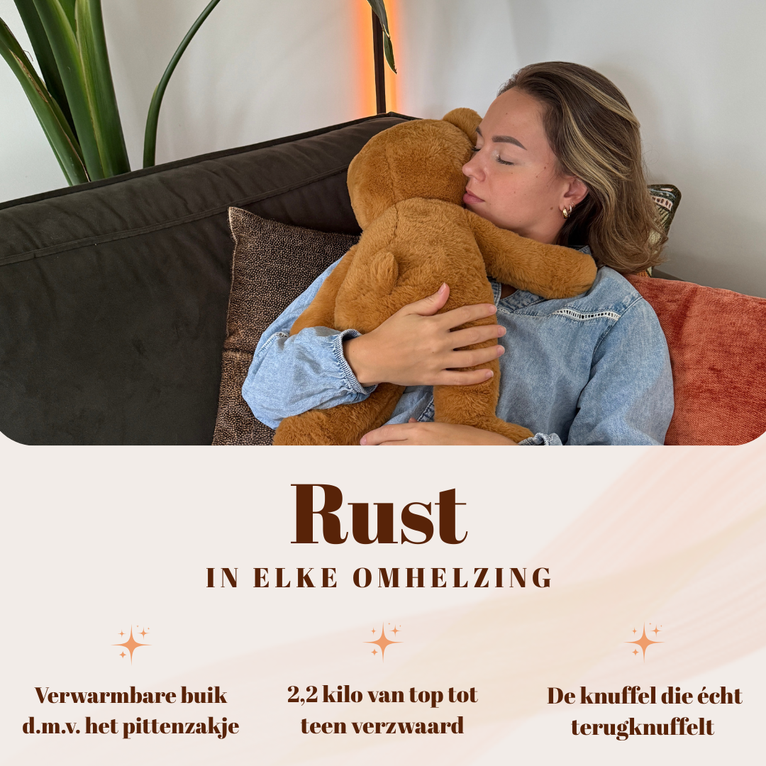 Ontspannen moment op de bank met de verzwaarde beer, helpt bij het verwerken van prikkels en stress.