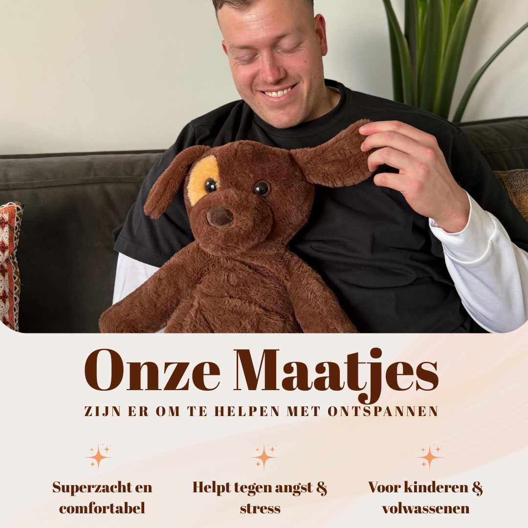 Ontspannen man met de Troostmaatje hond op schoot, ideaal voor stressvermindering bij volwassenen.