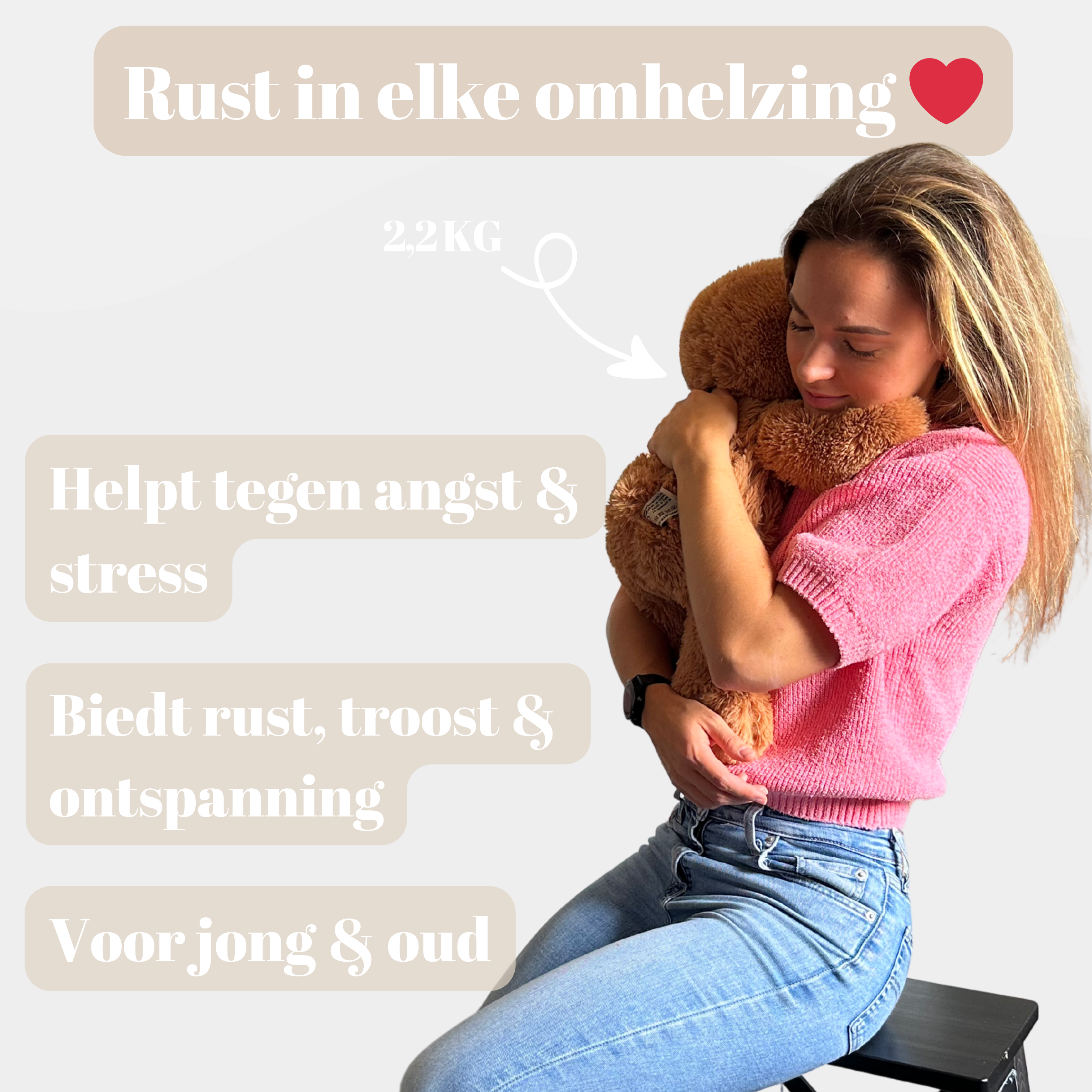 Vrouw die de verzwaarde beer stevig vasthoudt voor troost en geborgenheid.