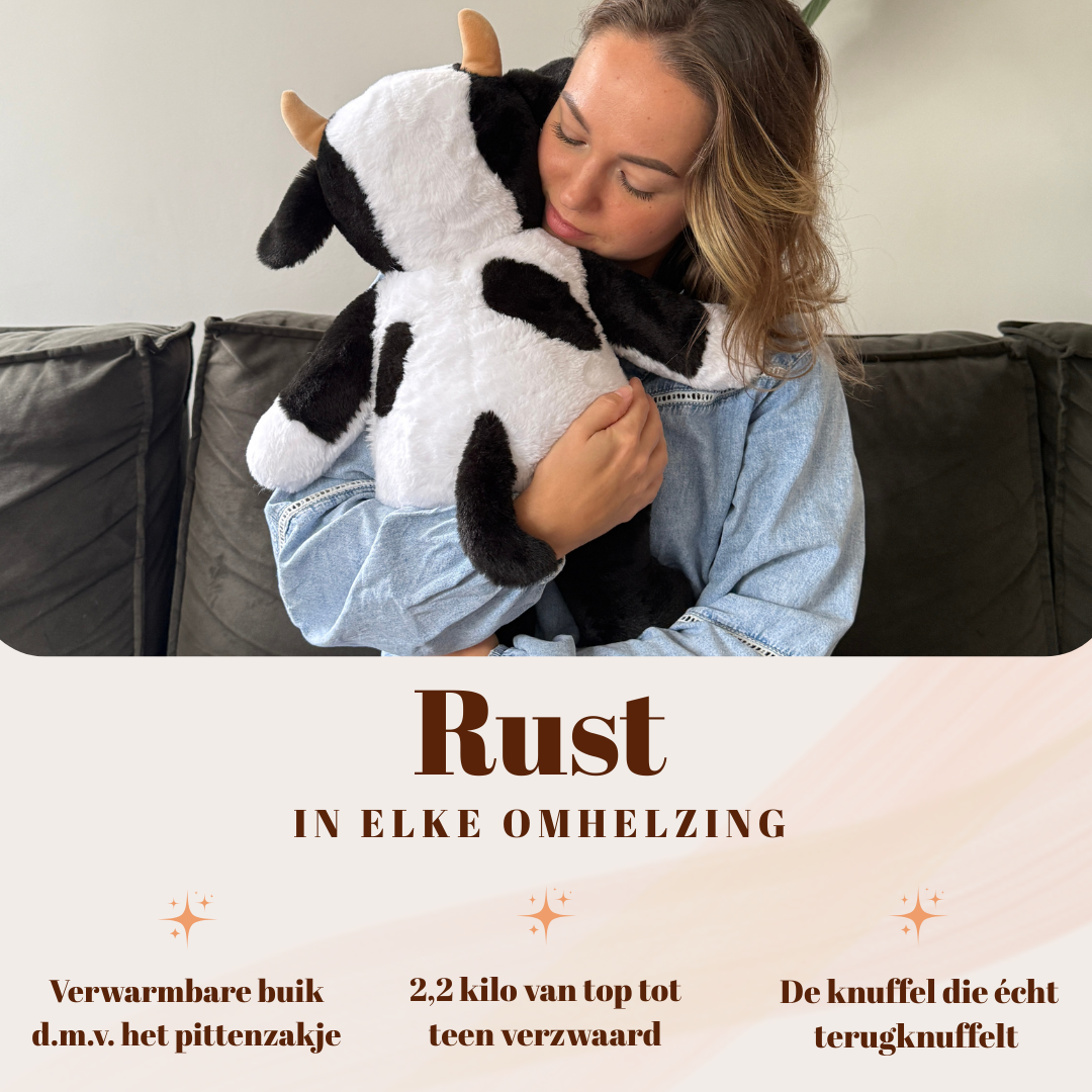 Vrouw die de verzwaringsknuffel koe vasthoudt voor troost; de druk helpt bij het kalmeren van het zenuwstelsel.