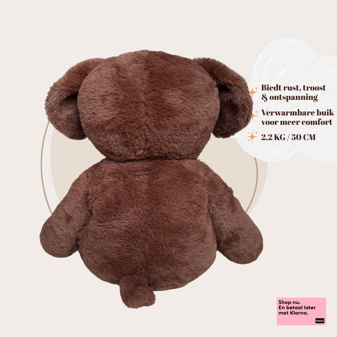 Achterkant van de bruine verzwaarde knuffel hond met focus op de zachte stof en afwerking.