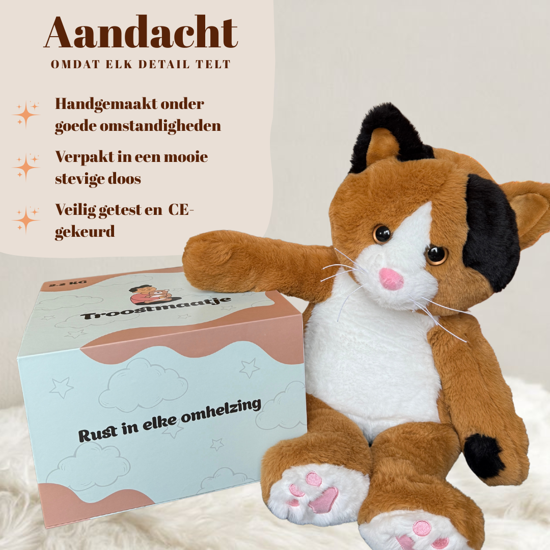 De driekleurige verzwaarde kat naast de verpakking; handgemaakt, veilig getest en CE-gekeurd.