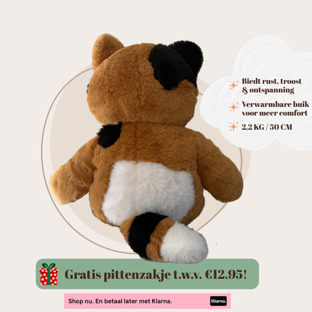 Achterkant van de verzwaarde kat knuffel met focus op de zwarte en bruine vlekken en zachte pluche stof.