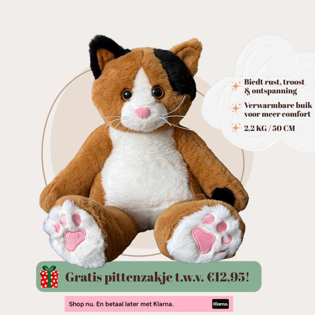 Troostmaatje: zachte driekleurige verzwaringsknuffel kat van 2,2 kg met warmbare buik voor rust en ontspanning.