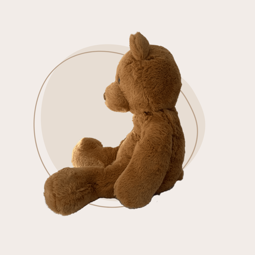 Profiel van de zittende beer knuffel, tonend hoe het gewicht gelijkmatig is verdeeld voor optimaal comfort.