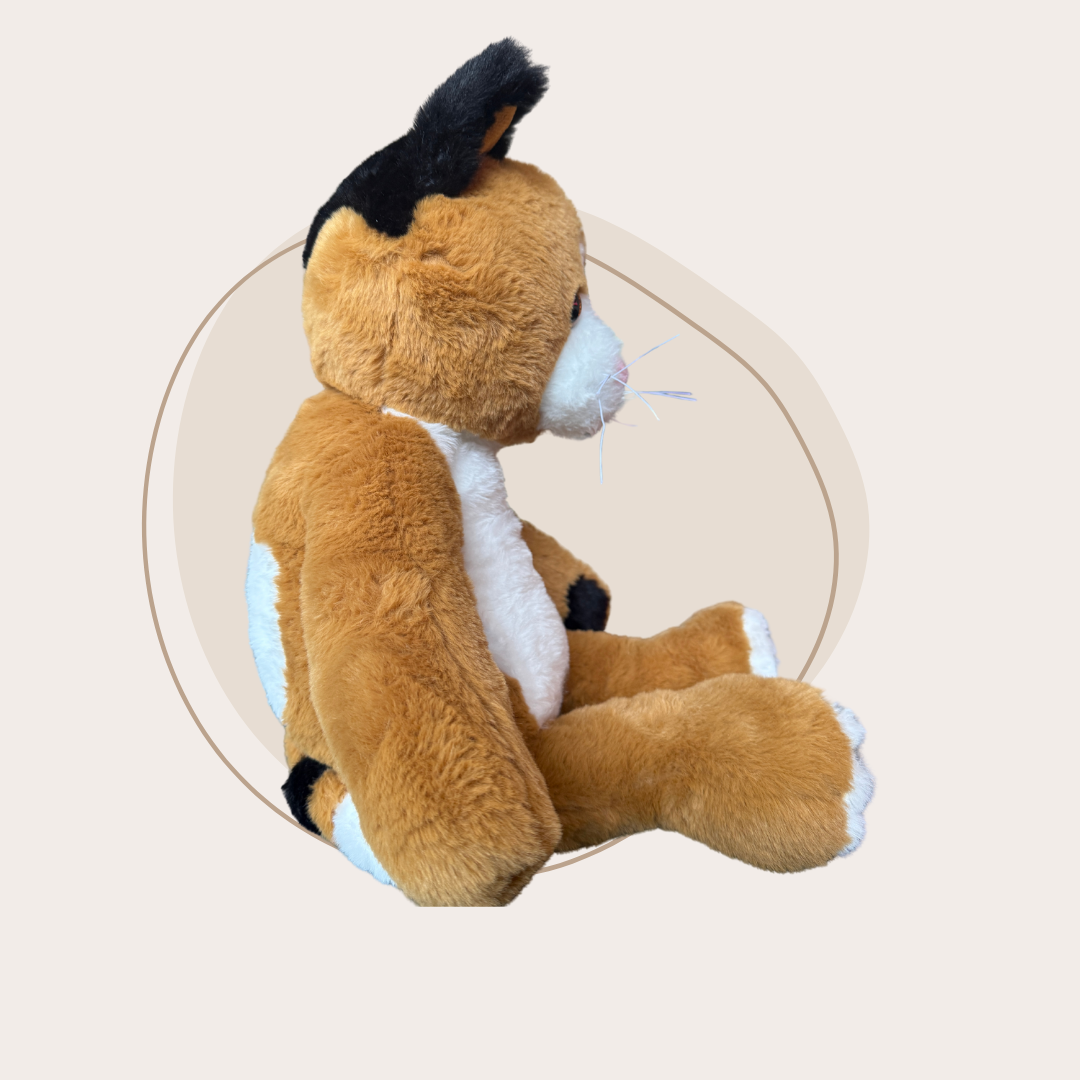 Rechterprofiel van de driekleurige verzwaarde kat met focus op de afwerking en het knuffelbare design.
