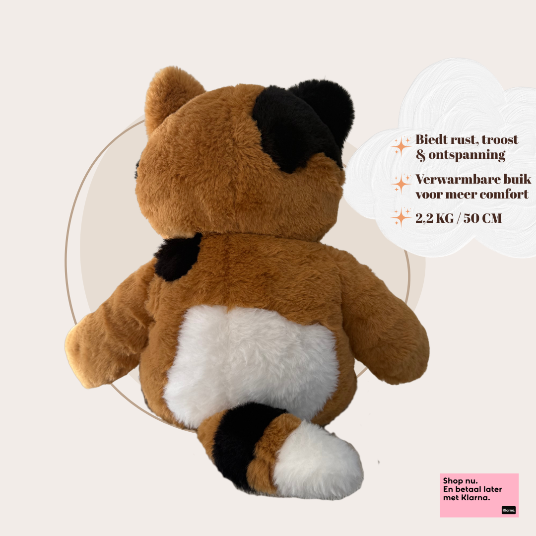 Achterkant van de verzwaarde kat knuffel met focus op de zwarte en bruine vlekken en zachte pluche stof.