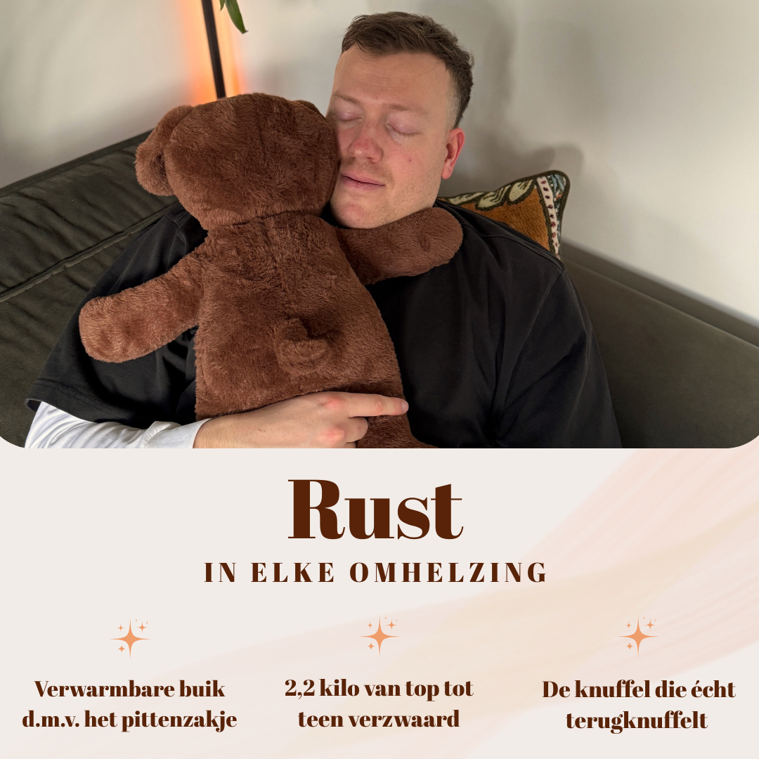 Man die de verzwaringsknuffel hond stevig vasthoudt voor rust en diepe druk stimulatie.